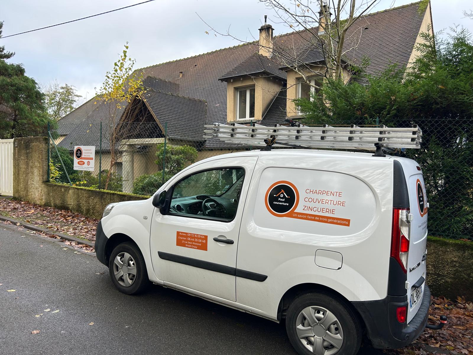 Camion Paul Couverture devant chantier